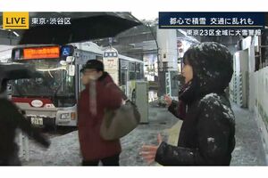 『報道ステーション』に映りこむ、赤いアウターを着た真空ジェシカの川北茂澄（番組公式Xより）