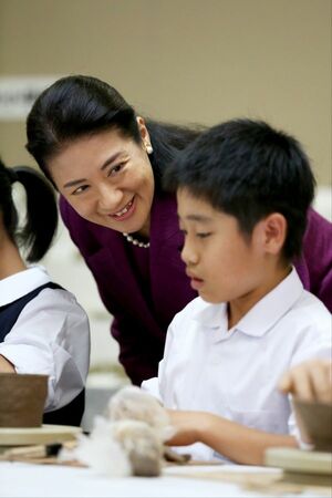  『国民文化祭』の陶芸教室コーナーで地元の小学生に話しかけられる雅子さま（10月31日）