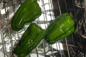 ピーマンは洗ってサラダ油適量を塗り、魚焼きグリルへ