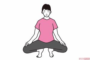 両足のかかとをつけて爪先を90度くらいに開き、背すじを伸ばしたまま真っすぐ腰を下ろす。両ひざが自然に開き、かかとは浮いた状態に。そのまま20秒キープ。途中でしびれたり、５秒も続かないなら足首がゆるんでいる可能性大!