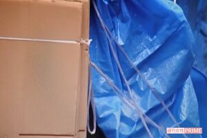 ブルーシートなどに覆われた現場