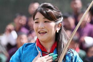 ブータン訪問中は、伝統の弓技に成功して、胸をなで下ろされる場面もあった（6月3日）