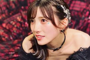 卒業公演時の衣装を着る岡田奈々（本人のインスタグラムより）