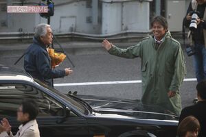 クランクアップだったのか、はにかみながら寺島進に花束を渡す織田裕二