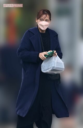 子どものお迎えに来た青木裕子（2022年）