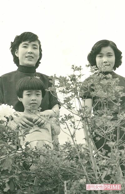 母に後ろから抱き寄せられる10歳の浜野と叔母