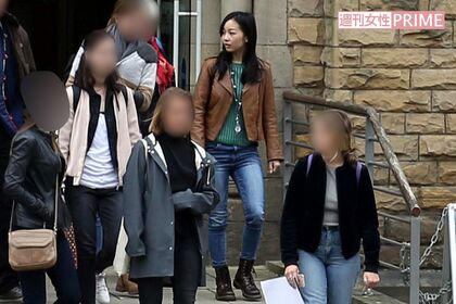 '17年9月、留学先であるイギリスのリーズ大学で、ご学友とともに歩かれていた佳子さま