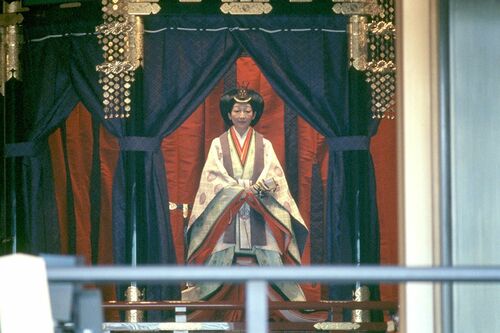 『即位礼正殿の儀』で御帳台にのぼられた美智子さま（'90年11月）