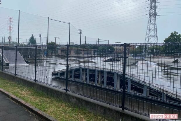 小山小のすぐ近くには、吉沢恋が7歳から通う小山公園のスケボー練習コースがあった。平成19年からたくさんの優秀な選手を輩出している