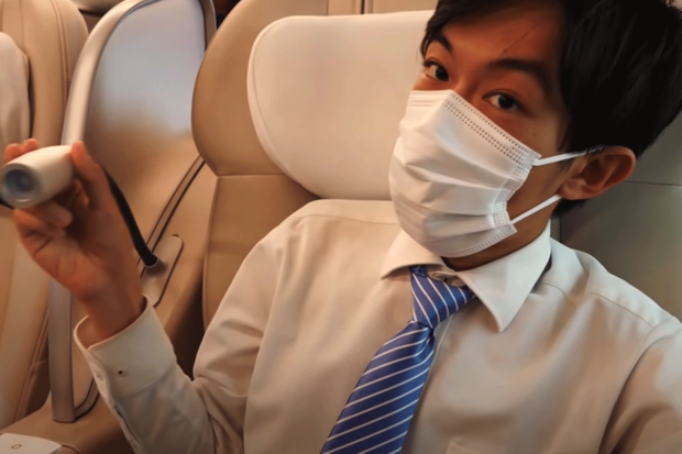 新幹線の最高級座席グランクラスを満喫する「スーツ」（※Youtubeチャンネル「スーツ交通」より）