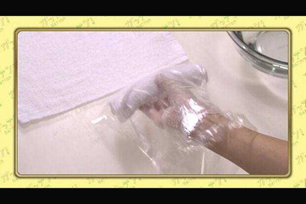 （2）1のおしぼりを素早くポリ袋に入れる。ポリ袋を丁寧にたたむ。