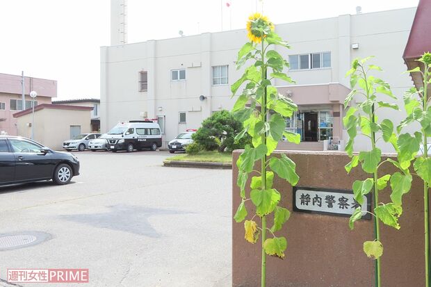 事件当日の経緯などを調べる北海道警静内署