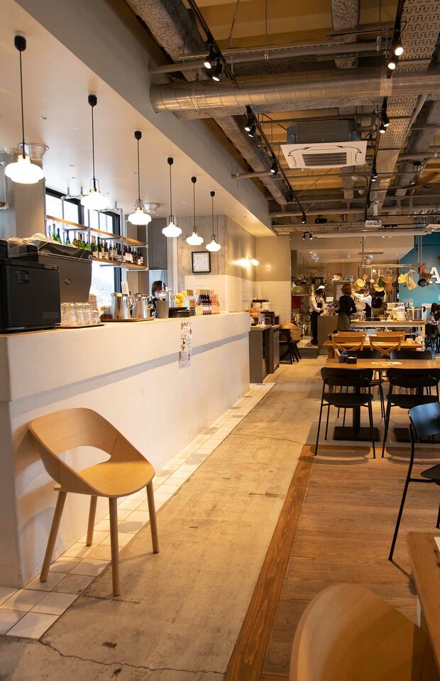 ホールの様子。ウッディな内装と配管露出の組み合わせもおしゃれ