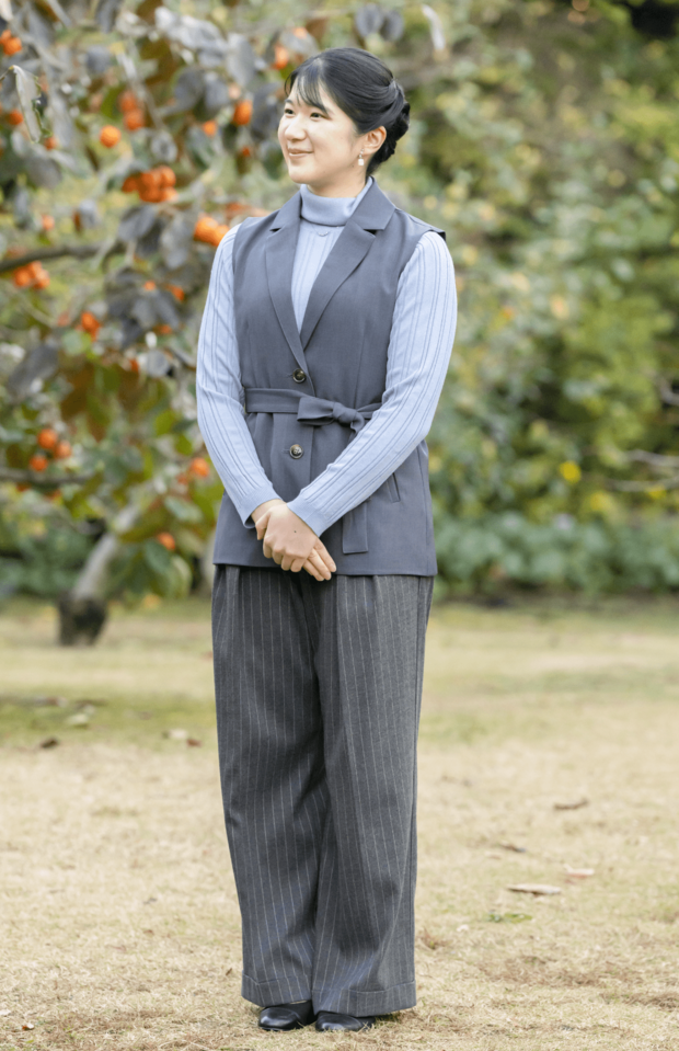 '24年12月 23歳のお誕生日に公開された写真。「マスキュリンフェミニンなスタイル。メンズっぽいテーラード型のジャケットベストとチョークストライプのコーディネートからは、大人の自覚や責任感も漂います」(日置さん)