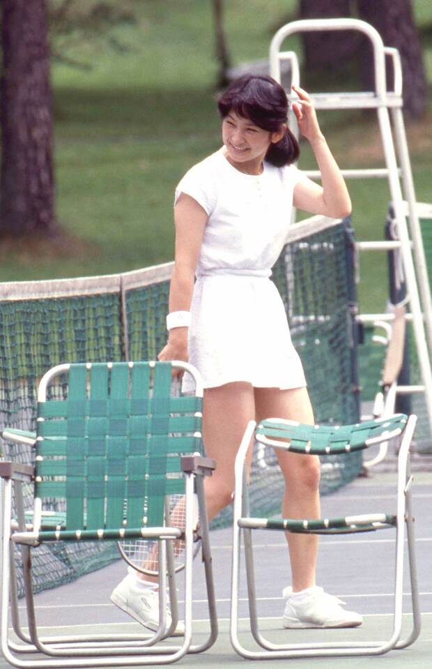 秋篠宮さまとのご結婚直後の’90年8月、軽井沢のコートでテニスを楽しまれる紀子さま（5/5）