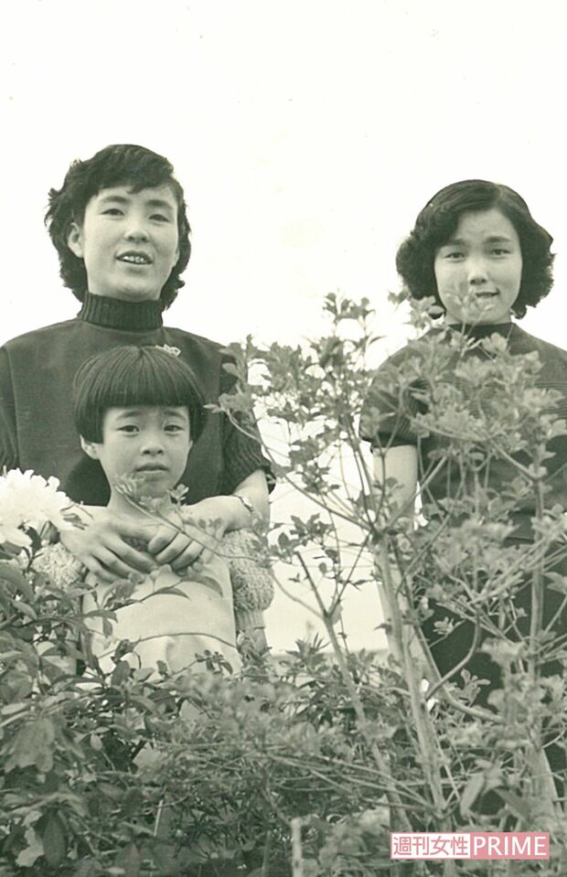 母に後ろから抱き寄せられる10歳の浜野と叔母