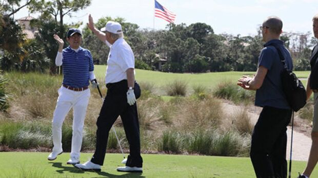 ノリノリでハイタッチする場面も（内閣広報室提供）