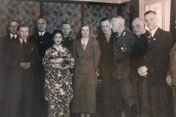 振り袖を着て記者会見に臨む原。現地では、国際派女優として人気を集めた