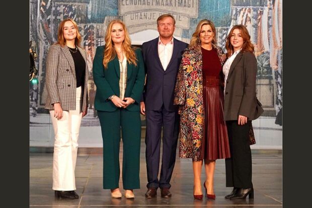 王室公式SNSに投稿された国王ご一家の家族写真。（左から順に）アリアーネ王女、アマリア王女、アレクサンダー国王、マキシマ王妃、アレクシア王女