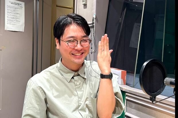 結婚指輪を見せる依藤たかゆき（マイナビラフターナイト公式Xより）