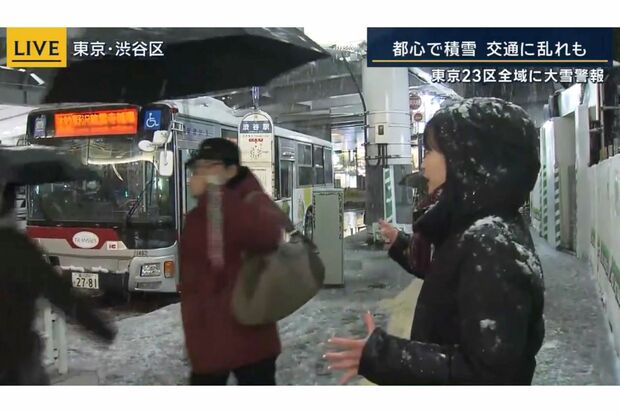 『報道ステーション』に映りこむ、赤いアウターを着た真空ジェシカの川北茂澄（番組公式Xより）