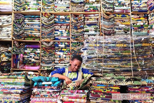 ウガンダで出会った布屋さん。個性豊かな柄の布の山に魅了されて、夢中で通い詰めた