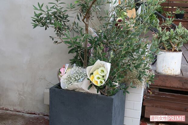 主を失った『I』の出入り口のかたわらには花が（世田谷区）