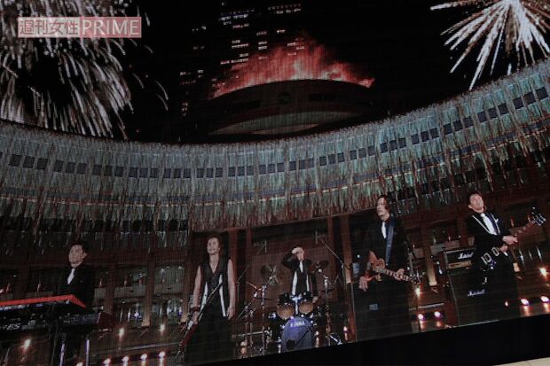 2016年のNHK紅白で、都庁前から中継で歌ったTOKIOの5人