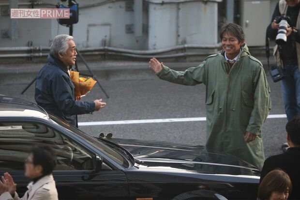 クランクアップだったのか、はにかみながら寺島進に花束を渡す織田裕二