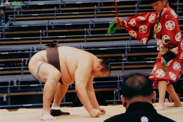 糖尿病で左足を痛め、足袋で傷口をカバーして取組に向かう北斗龍