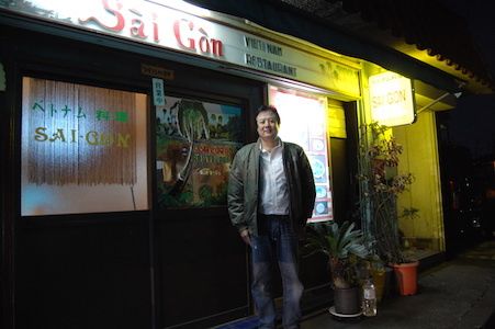 ベトナム料理店『サイゴン』店長・グェンさん。取材時は夕食どき。ベトナム語と活気にあふれていた