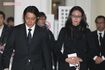 2012年1月、二谷英明さんの通夜に参列した反町隆史と松嶋菜々子
