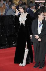 東京国際映画祭のオープニングイベントに登場した橋本愛。胸元を覆い隠すような巨大な蝶のジュエリーに、唇の真ん中にピアスのようなアクセサリー、爪につけるネイルリングなど、かなり個性的な姿