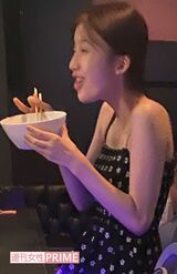 8月中旬、渋谷のバーでラーメンを食べる小倉ゆうか