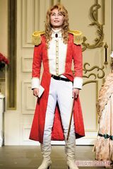 ブルボン家の衛兵を務めることに。『ベルサイユのばら』のオスカルのような美しさ