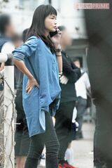 長谷川京子。ママ友と談笑したり、子どもの応援をしたり、電話をかけたりして1日中、動き回っていた（'16年10月）