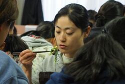 食事の量は多め。まだ食べられない人には量を調節する（今年4月）