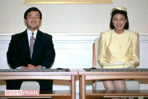 '93年1月、ご婚約決定後の記者会見で、はにかまれた皇太子さま（当時）と29歳の雅子さま