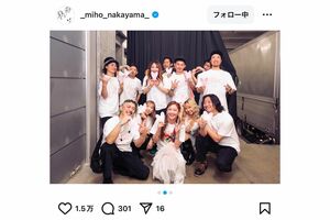 2024年6月、ツアー最終日を迎えた中山美穂さん（前列中央、本人のSNSより）