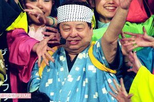 ザ・ドリフターズの高木ブーさん　おなじみの衣装がよく似合う