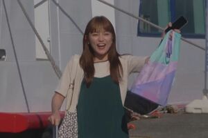 このときスマホを持っていたが…。次のシーンでは、カバンの持ち方にも注目（『着飾る恋には理由があって』7話より）