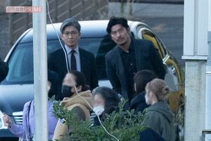 '23年3月、木村拓哉（左）とともに『教場0』の撮影に臨む坂口憲二。'04年の『プライド』でも共演