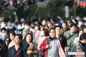 “コロナ疲れ”や“緩み”だったのだろうか。桜満開の上野公園には大勢の花見客が訪れた（3月22日）