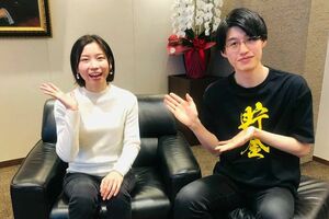 年収350万円から年収アップと節約をし、大金の貯蓄に成功したふゆこさん（写真左、東洋経済オンライン編集部撮影）