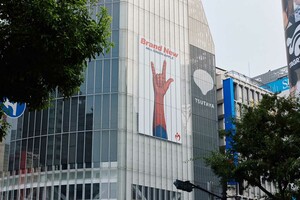 『スパイダーマン:ブランド・ニュー・デイ』の日本版主題歌『BrandNew』の広告が渋谷に出現(Mrs.GREENAPPLE公式Xより)