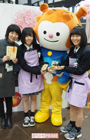 希望の架け橋弁当は2月末、仙台市内で実演販売。写真左は2人を指導した小山和美教諭