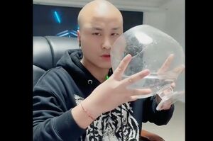 中国版TikTok『抖音』の生配信でアルコールを過剰摂取し、死亡した三千哥(サンチェングア)さん