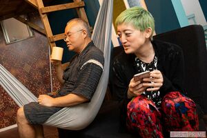 お気に入りのハンモックでくつろぐアキラ（サムソンさん）と寄り添うみね子　撮影／矢島泰輔