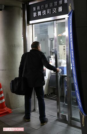 まず交番へ挨拶してから夜回りへ出かける。道行く女性のほうから声をかけてくることも