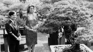 30年前、皇居の庭でエレナ王女をご案内する皇太子さま('86年10月)